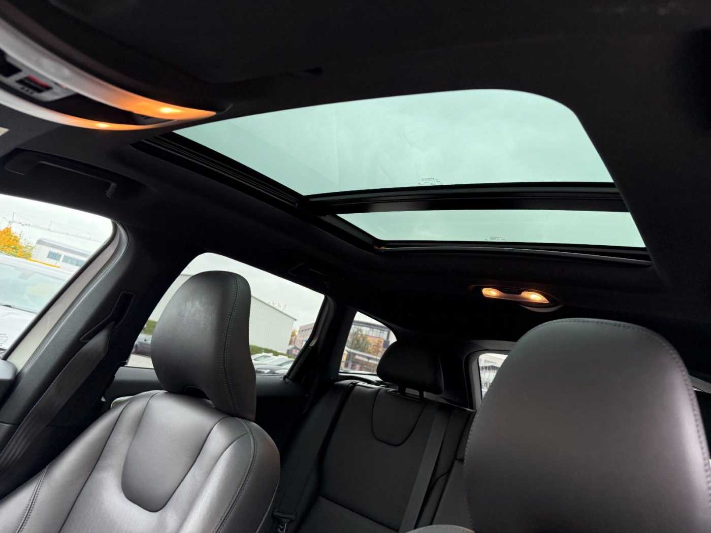 Volvo  D4 SUMMUM AUTO+KISI+PANO+PRIVACY+NAVI+LEDER