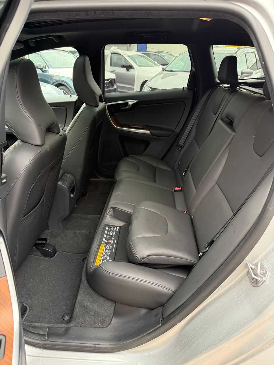 Volvo  D4 SUMMUM AUTO+KISI+PANO+PRIVACY+NAVI+LEDER