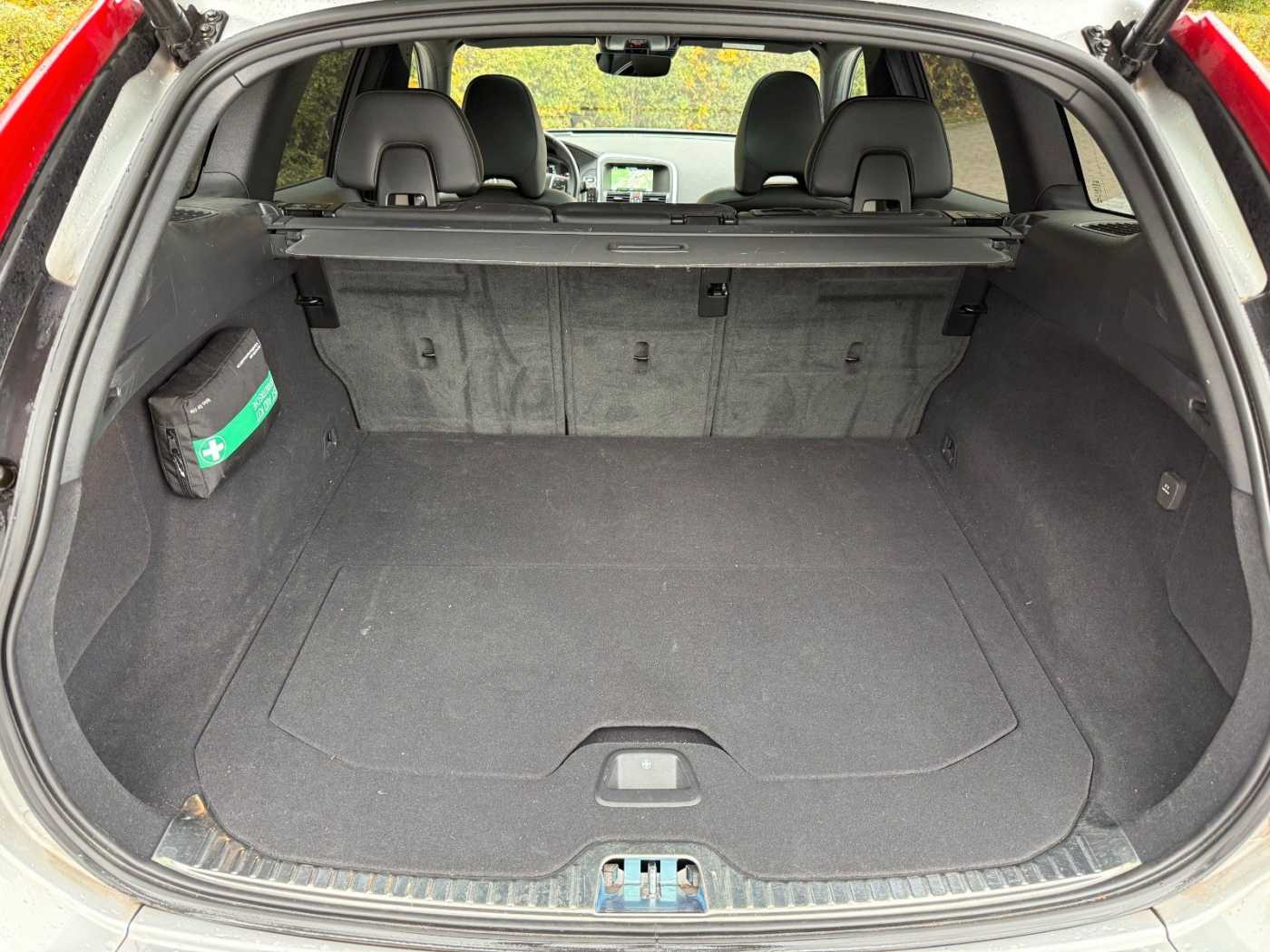 Volvo  D4 SUMMUM AUTO+KISI+PANO+PRIVACY+NAVI+LEDER
