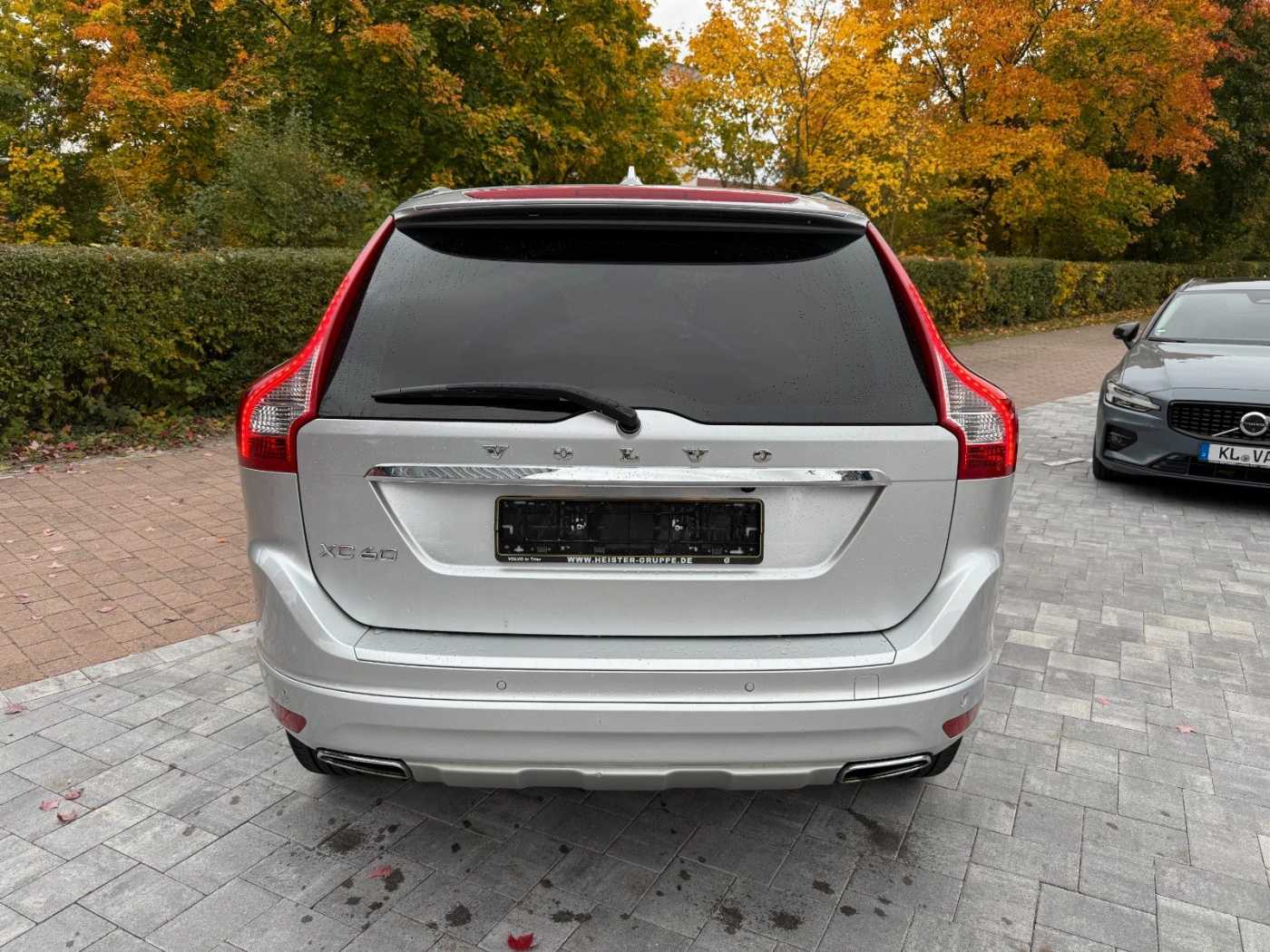 Volvo  D4 SUMMUM AUTO+KISI+PANO+PRIVACY+NAVI+LEDER