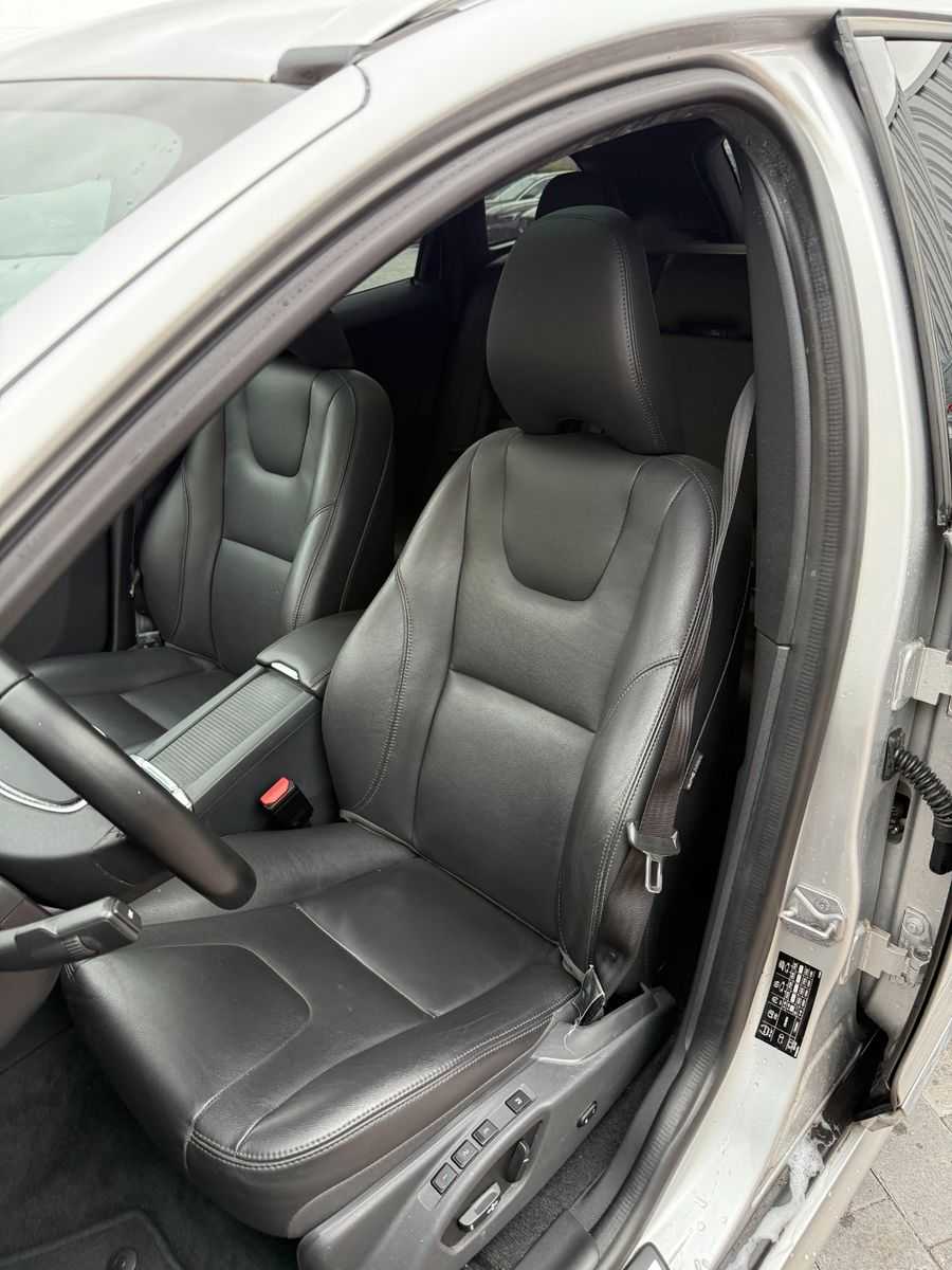 Volvo  D4 SUMMUM AUTO+KISI+PANO+PRIVACY+NAVI+LEDER