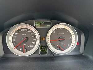 Volvo  D3 SUMMUM+HEICO 144KW+8FACH+UNFALLFREI+LEDER