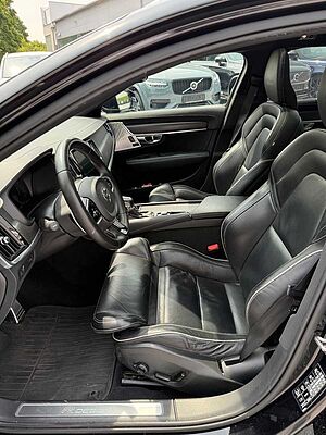 Volvo  D5 AWD R-DESIGN+B&W SOUND+8FACH+AHK+360°CAM
