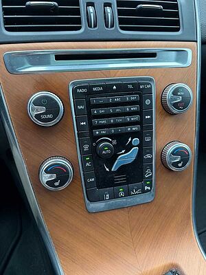 Volvo  D4 SUMMUM AUTO+KISI+PANO+PRIVACY+NAVI+LEDER