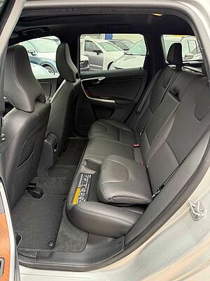 Volvo  D4 SUMMUM AUTO+KISI+PANO+PRIVACY+NAVI+LEDER