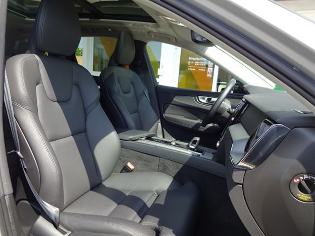 Volvo  B4 Plus Dark 2WD AHK STANDHZ PANO ACC