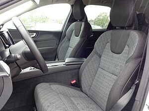 Volvo  B4 Momentum Pro AWD AHK ACC HUD 360° Google