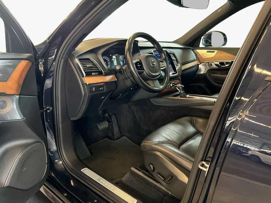 Volvo  D5 AWD  Aut Glasd Luftf 360° BLIS
