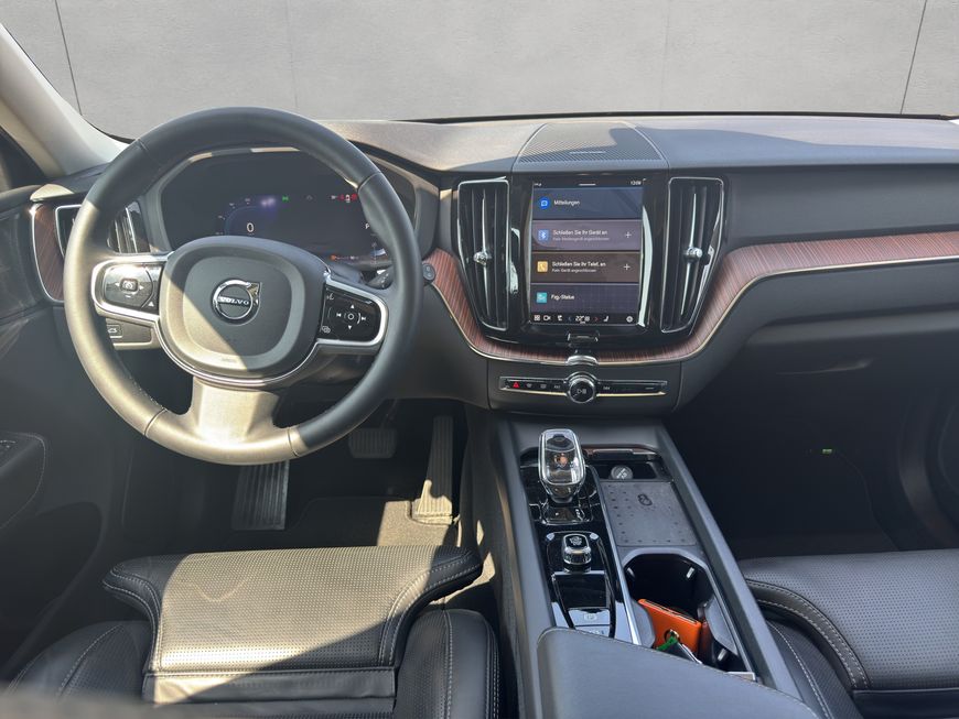 Volvo  Plus Dark
