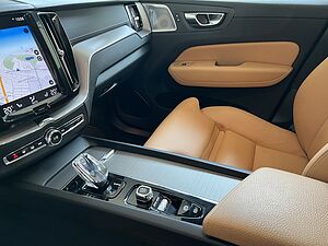 Volvo  T8 Twin-Engine AWD  Glasd PilotAssist