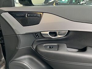 Volvo  Plus Dark