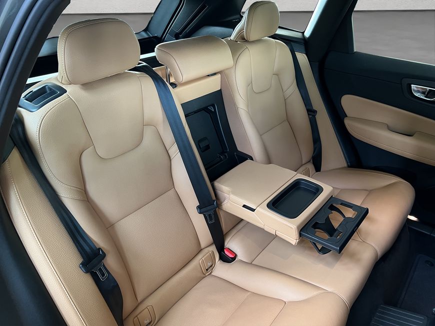 Volvo  T8 Twin-Engine AWD  Glasd PilotAssist