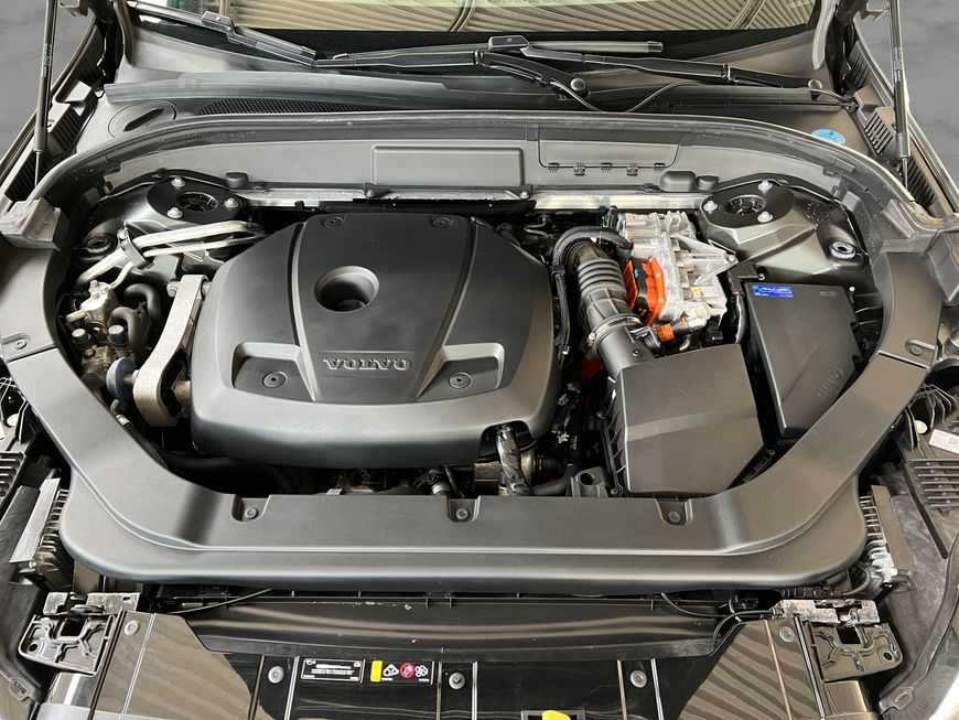 Volvo  T8 Twin-Engine AWD  Glasd PilotAssist