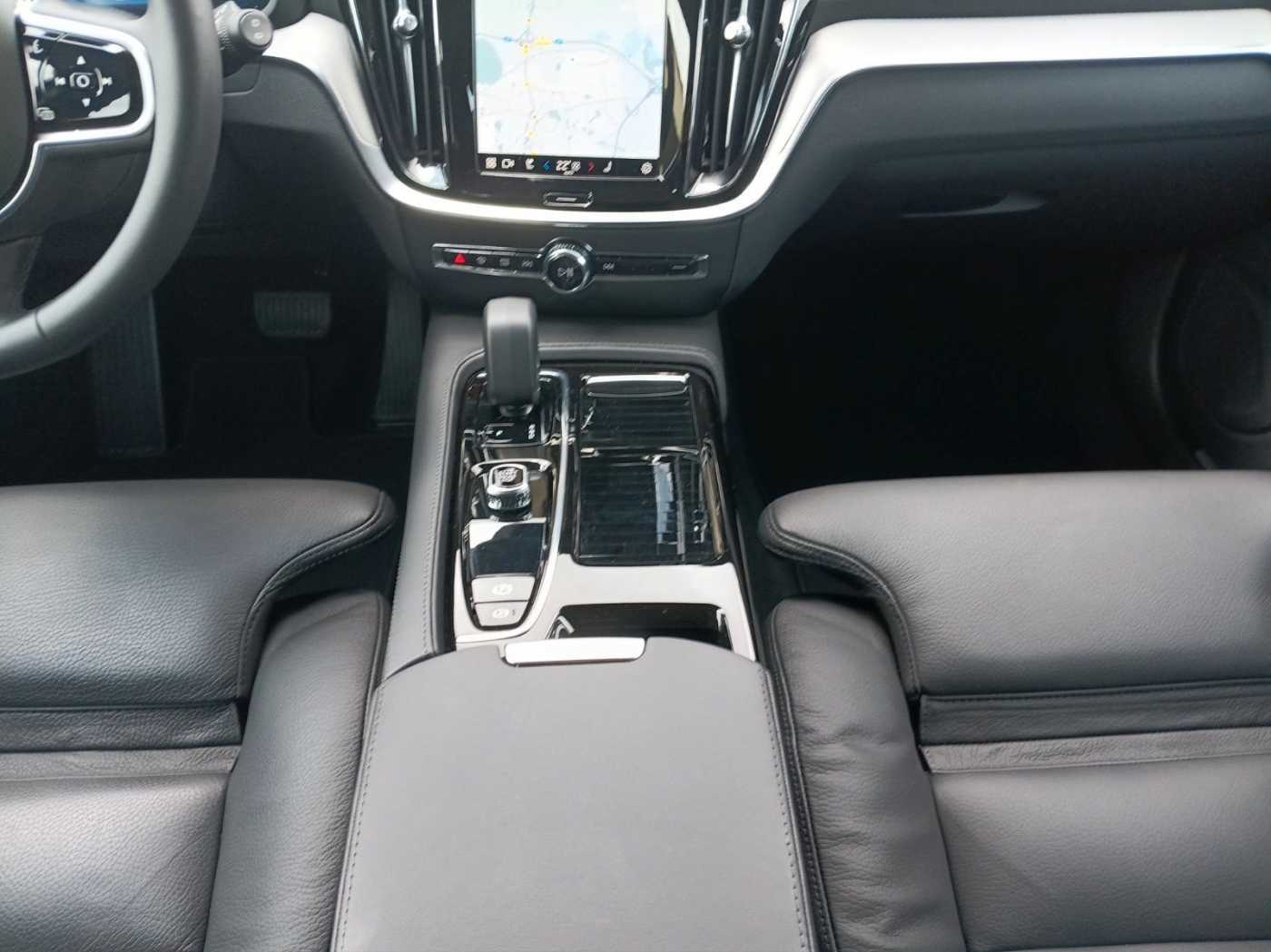 Volvo  T6 Plus Dark Recharge Cam/Navi/Standhzg.