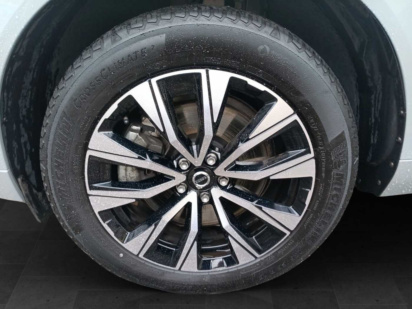 Volvo  B4 AWD Plus Dark 360°/AHK/H&K