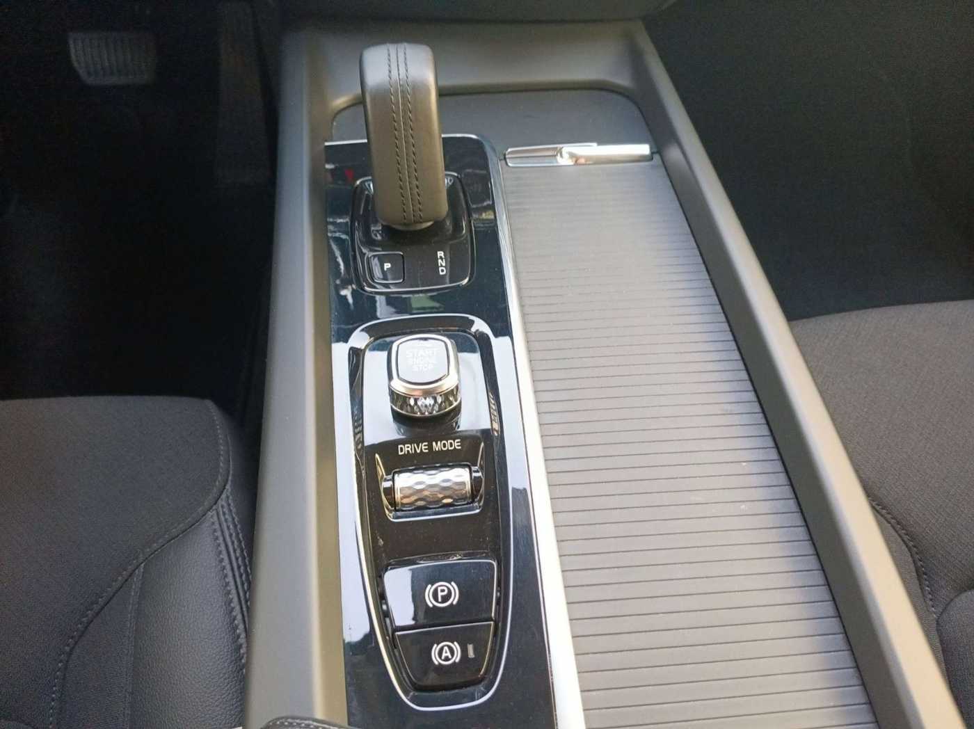 Volvo  B4 Momentum Pro Cam/Navi/Memory