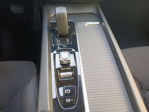 Volvo  B4 Momentum Pro Cam/Navi/Memory