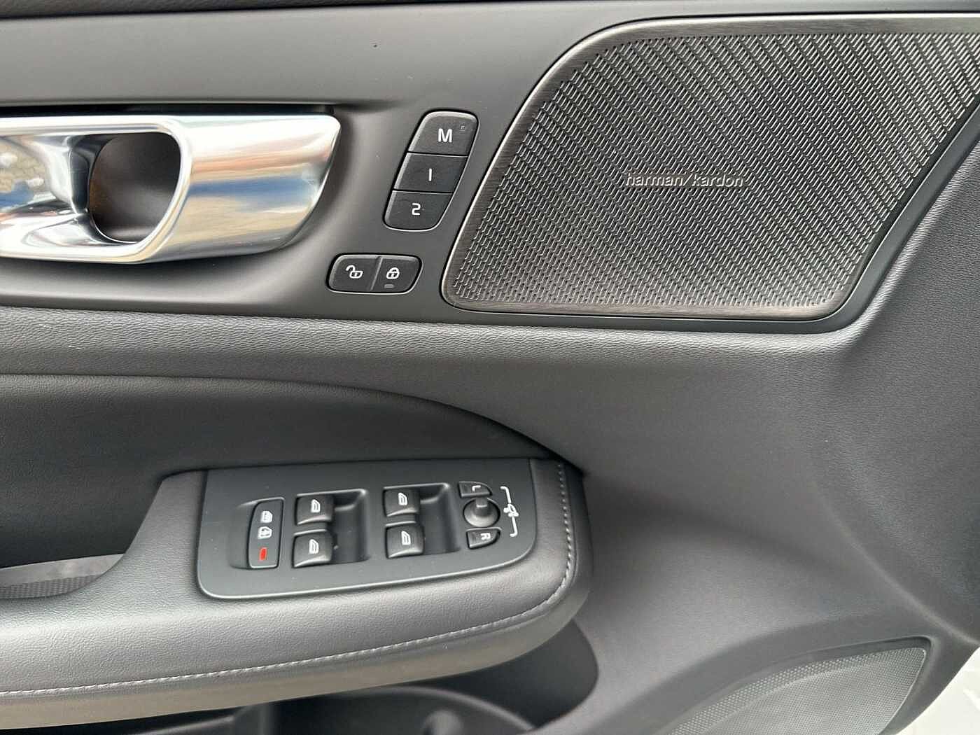 Volvo  B4 Ultra Dark !! ! 360°+PANO+HEAD-UP !! !