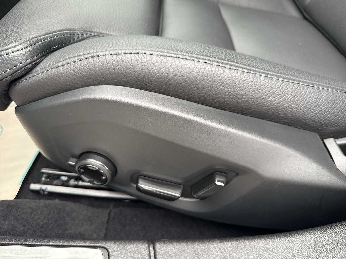 Volvo  B4 Ultra Dark !! ! 360°+PANO+HEAD-UP !! !