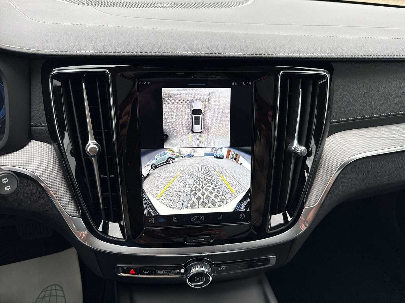 Volvo  B4 Ultra Dark !! ! 360°+PANO+HEAD-UP !! !