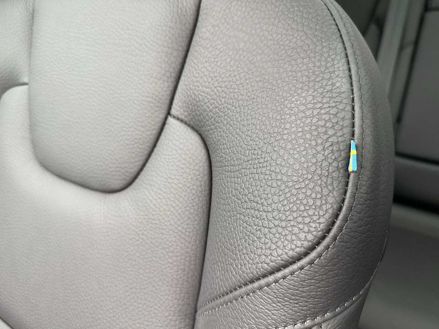 Volvo  B4 Ultra Dark !! ! 360°+PANO+HEAD-UP !! !