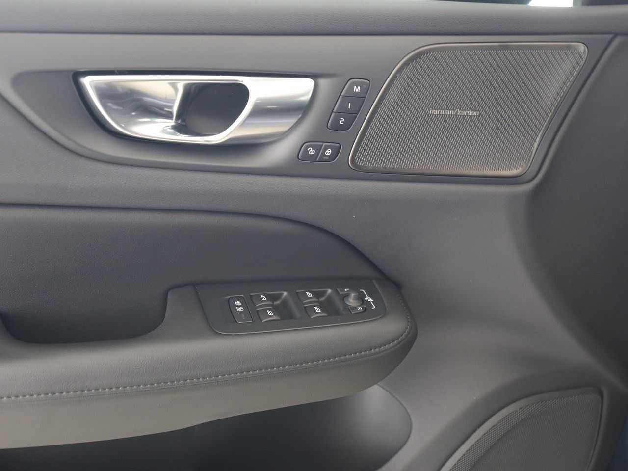 Volvo  Plus Dark T6 PHEV AWD !!360°+PANO+AHK+H&K! !!