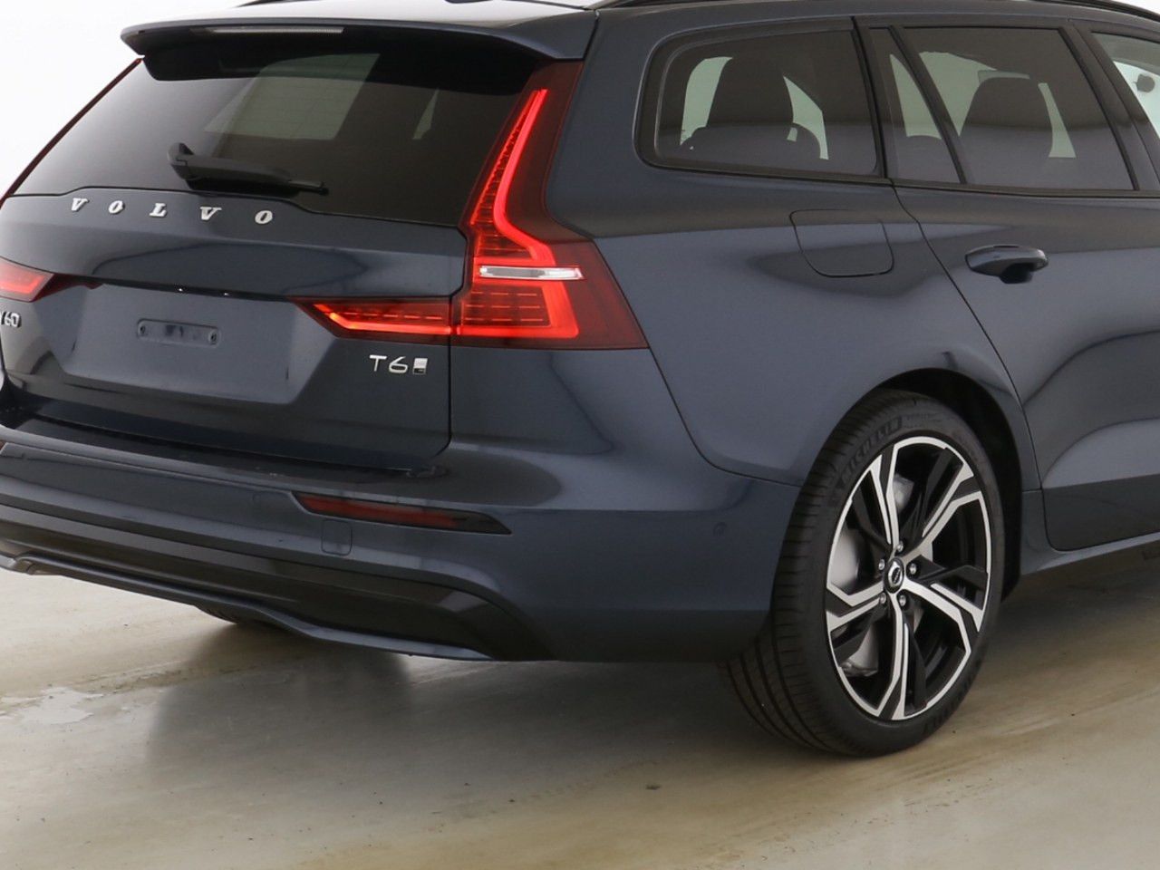 Volvo  Plus Dark T6 PHEV AWD !!360°+PANO+AHK+H&K! !!