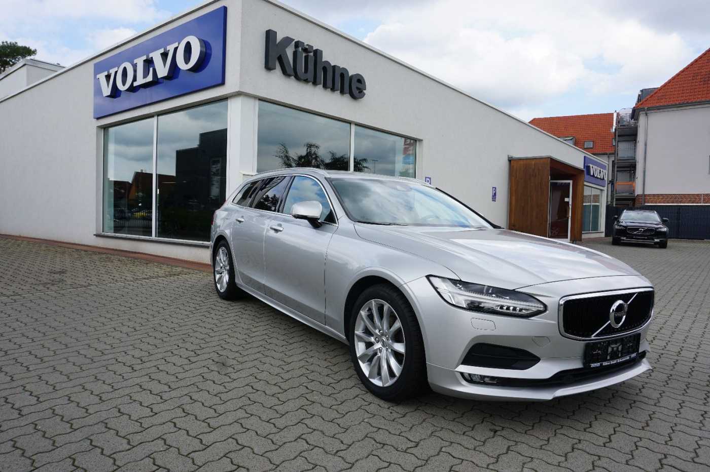 Volvo  D4 Momentum !! ! NAVI+LED+AHK+STANDHZG. !! !