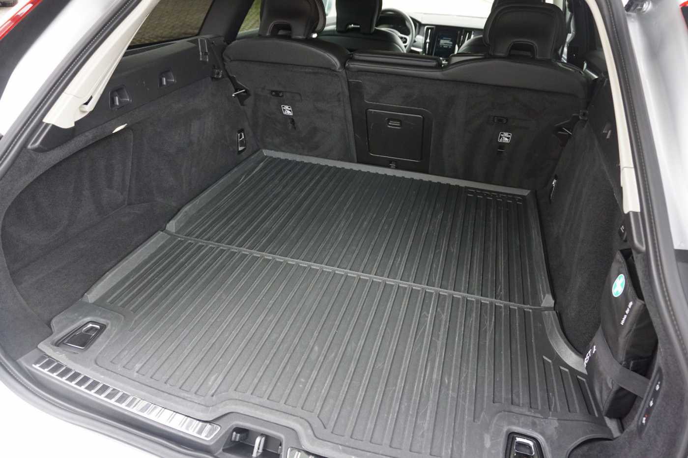 Volvo  D4 Momentum !! ! NAVI+LED+AHK+STANDHZG. !! !