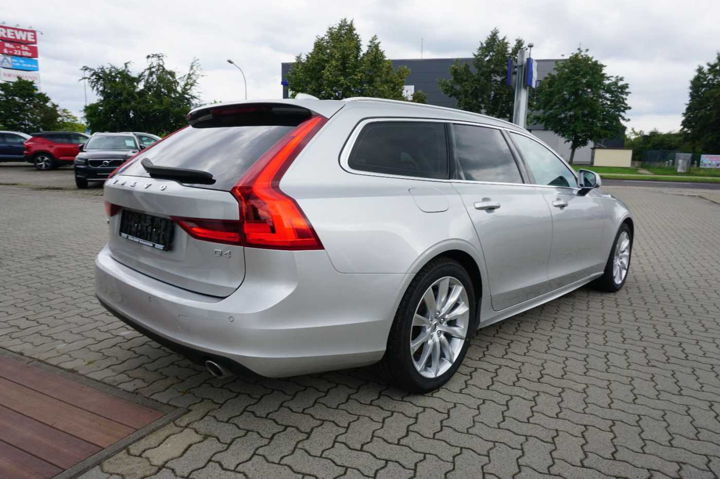 Volvo  D4 Momentum !! ! NAVI+LED+AHK+STANDHZG. !! !