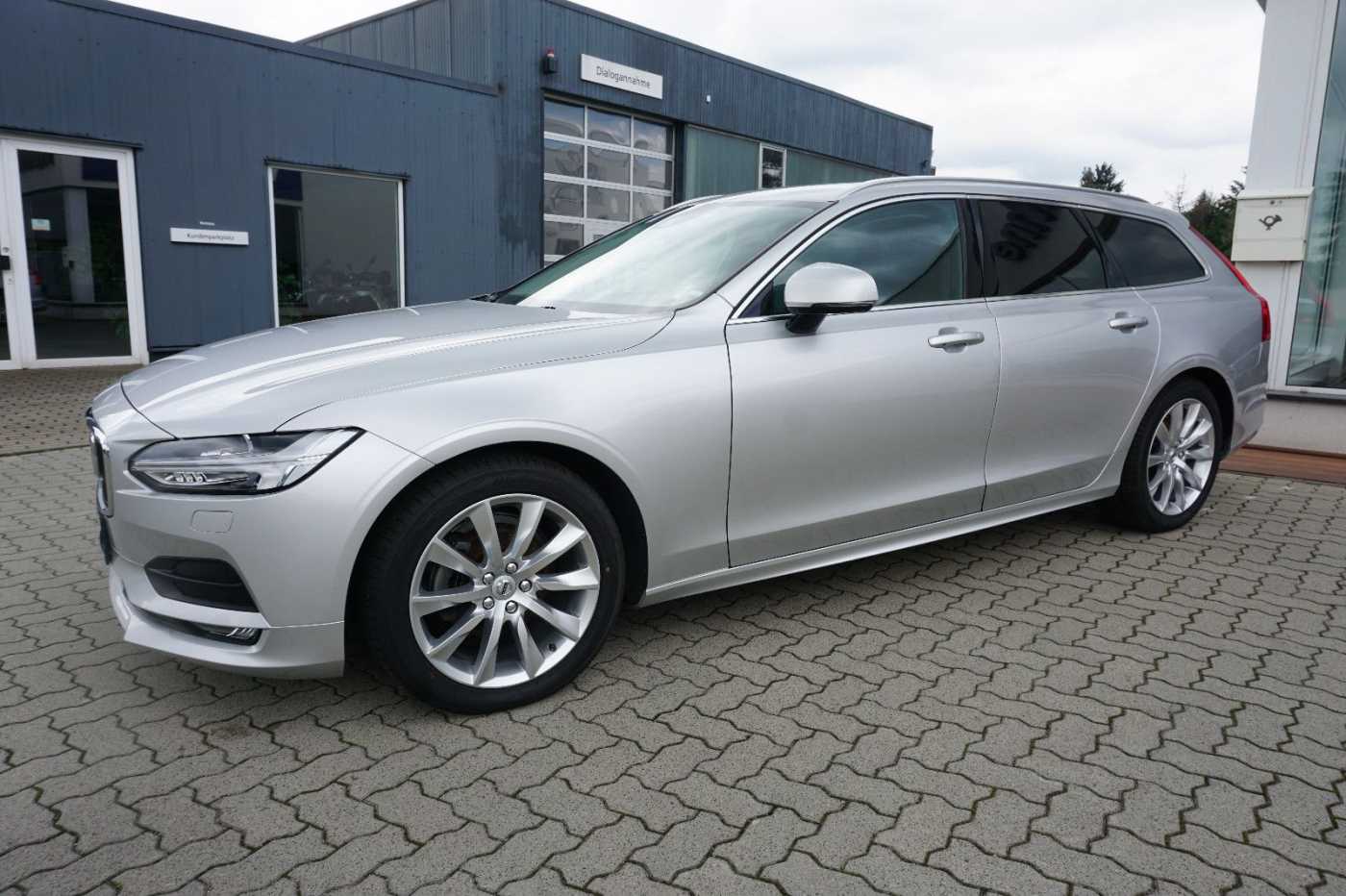 Volvo  D4 Momentum !! ! NAVI+LED+AHK+STANDHZG. !! !