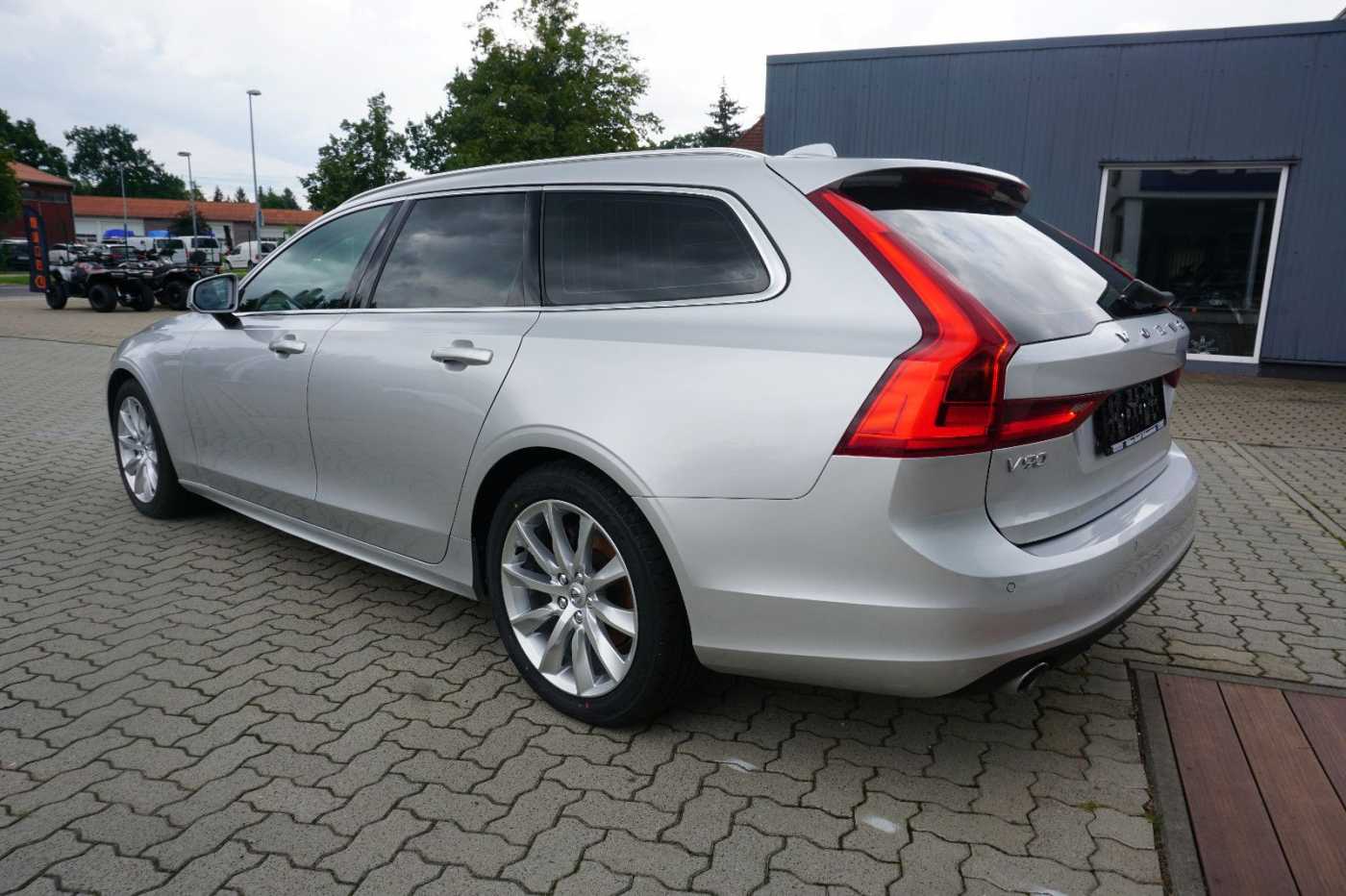 Volvo  D4 Momentum !! ! NAVI+LED+AHK+STANDHZG. !! !