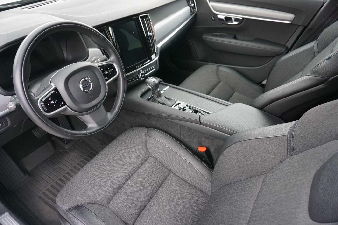 Volvo  D4 Momentum !! ! NAVI+LED+AHK+STANDHZG. !! !