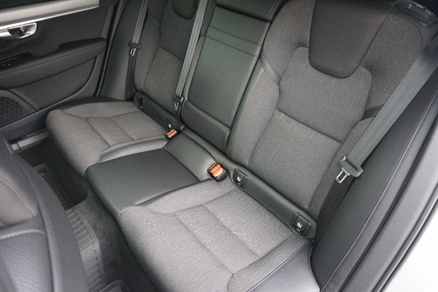 Volvo  D4 Momentum !! ! NAVI+LED+AHK+STANDHZG. !! !