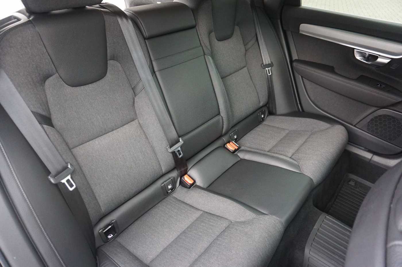 Volvo  D4 Momentum !! ! NAVI+LED+AHK+STANDHZG. !! !