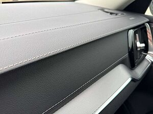 Volvo  B4 Ultra Dark !! ! 360°+PANO+HEAD-UP !! !