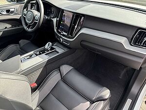Volvo  B4 Plus Dark 2WD !! !PANO+STANDHZG+AHK+BLISS