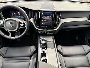 Volvo  B4 Plus Dark 2WD !! !PANO+STANDHZG+AHK+BLISS