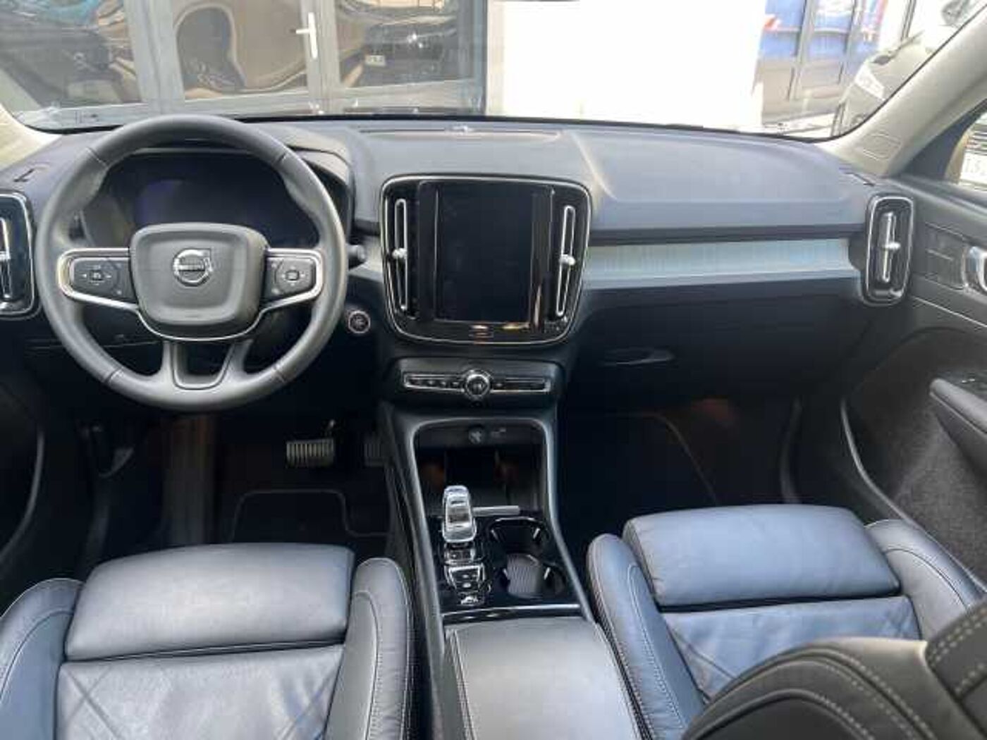 Volvo  B3 (B) 2WD Plus Dark RFK/ AHK/ uvm