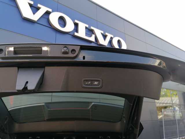 Volvo  T2 2WD Plus Dark, Navi, Kamera uvm.