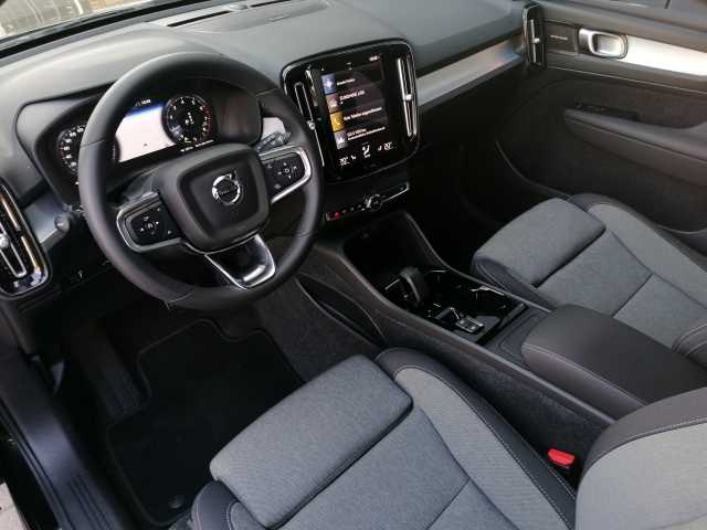 Volvo  T2 2WD Plus Dark, Navi, Kamera uvm.