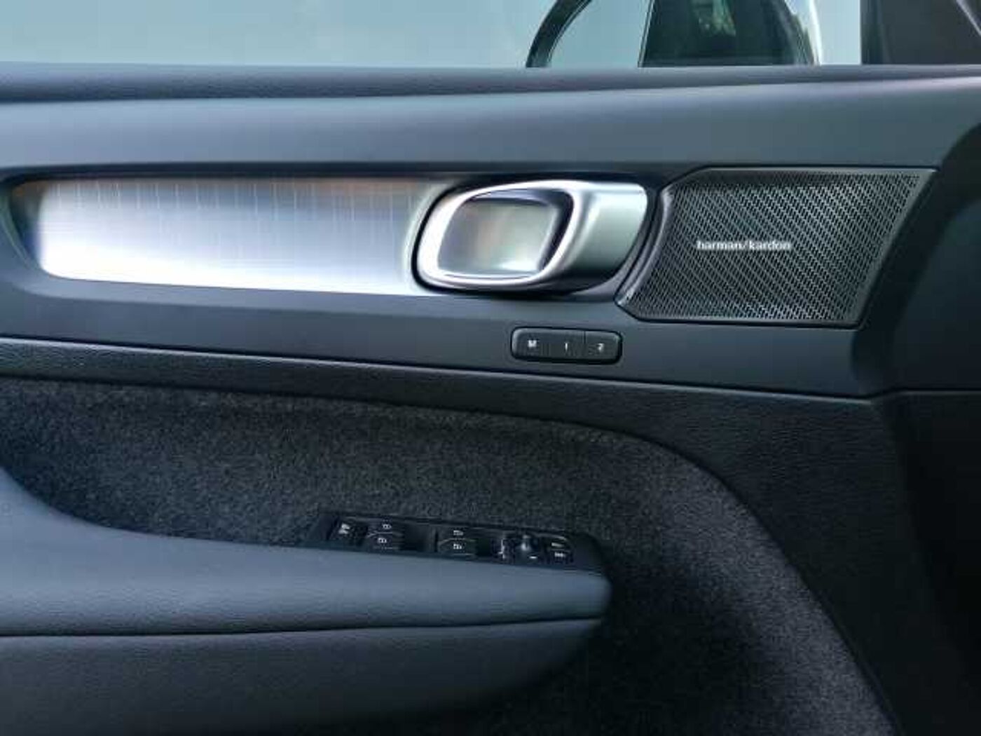 Volvo  T2 2WD Plus Dark, Navi, Kamera uvm.