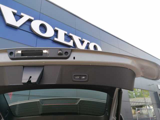 Volvo  T2 2WD Plus Dark, Navi, Kamera uvm.