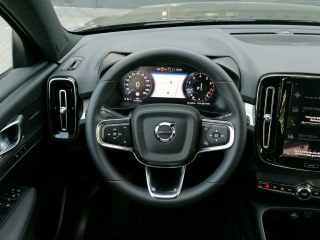 Volvo  T2 2WD Plus Dark, Navi, Kamera uvm.