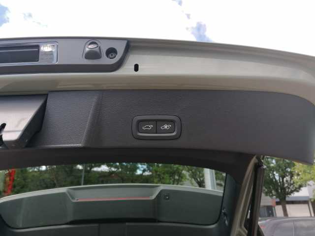 Volvo  T2 2WD Plus Dark, Navi, Kamera uvm.
