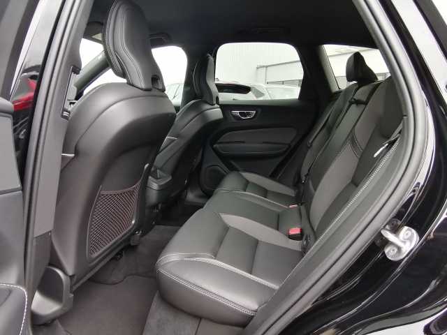 Volvo  B4 D 2WD Plus Dark