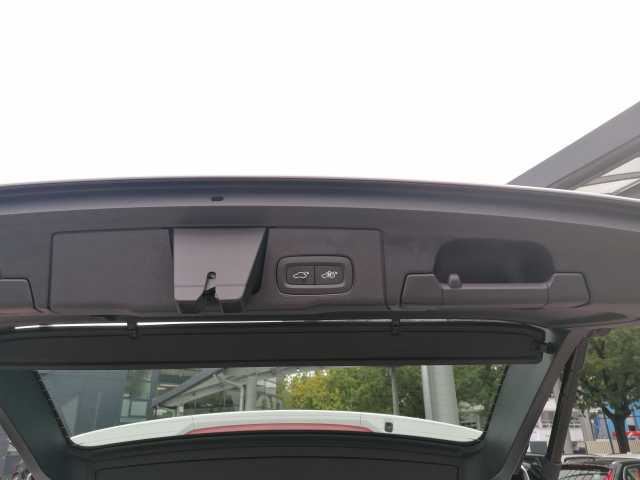 Volvo  B4 B 2WD Momentum Pro Pano, Navi uvm.