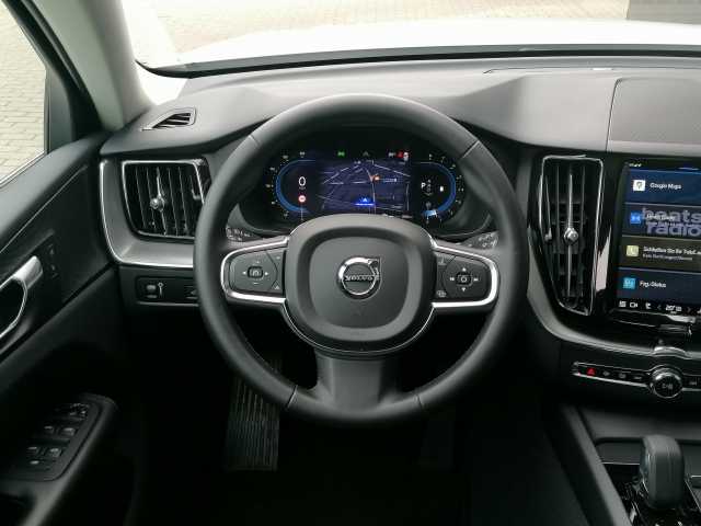 Volvo  B4 B 2WD Momentum Pro Pano, Navi uvm.