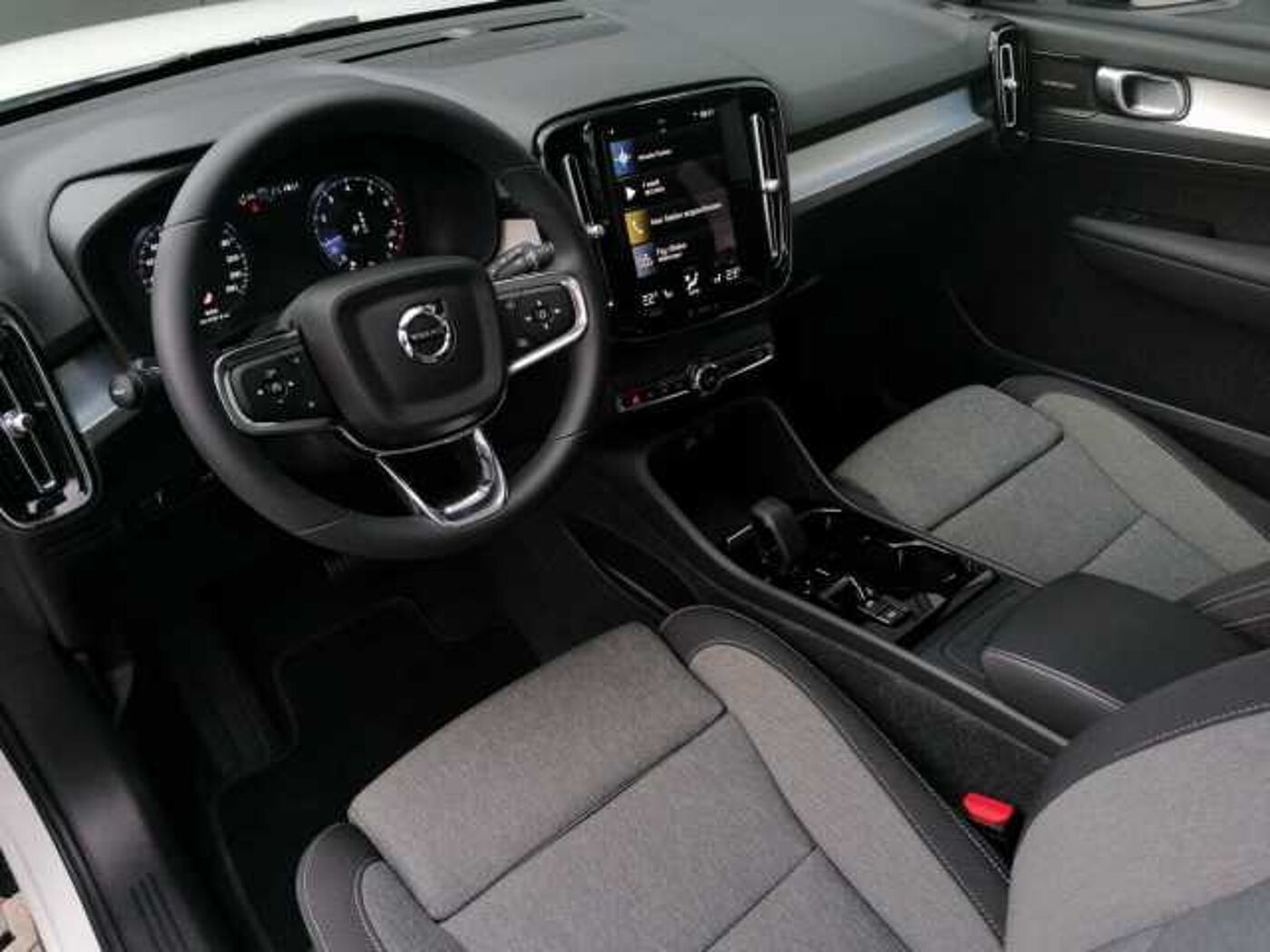Volvo  T2 2WD Plus Dark, Navi, Kamera uvm.