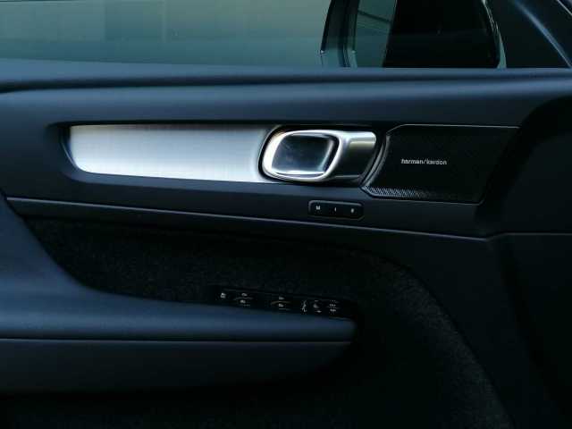 Volvo  T2 2WD Plus Dark, Navi, Kamera uvm.